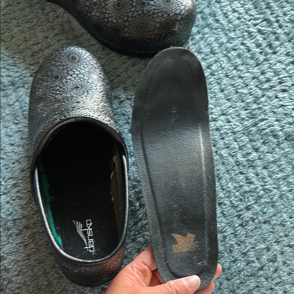 Stylish Black Patterned Women's Clogs - image 2